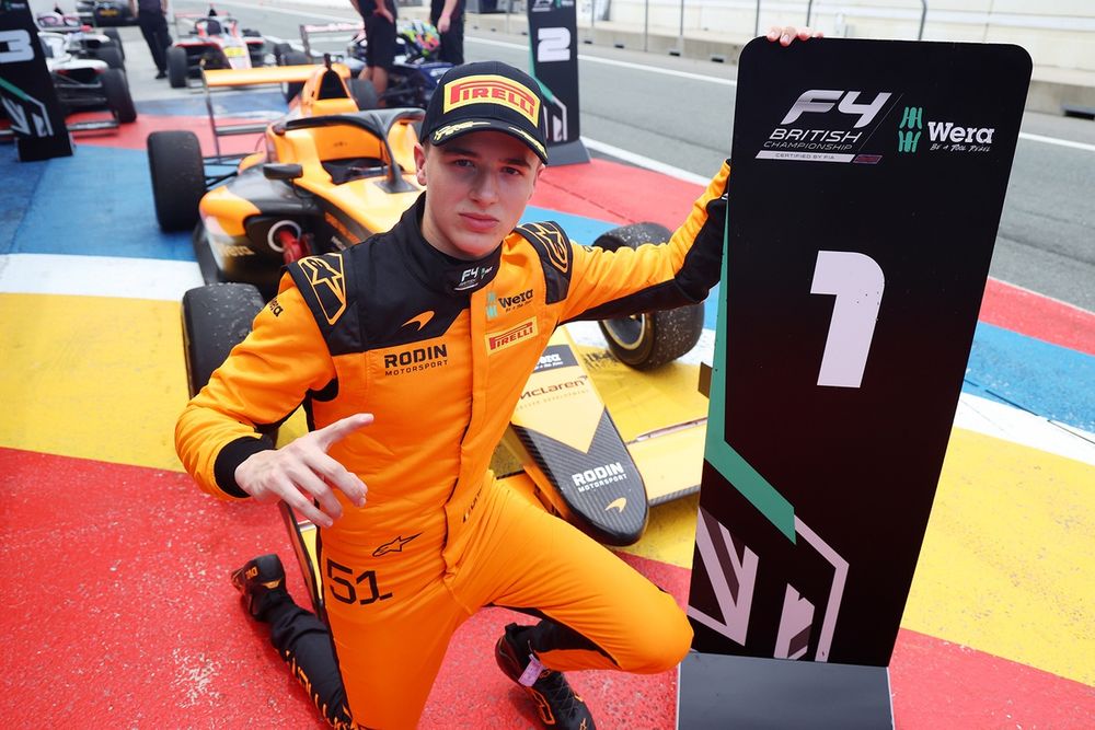 Van Langendonck est le premier pilote extérieur à être représenté par l'équipe de Verstappen.