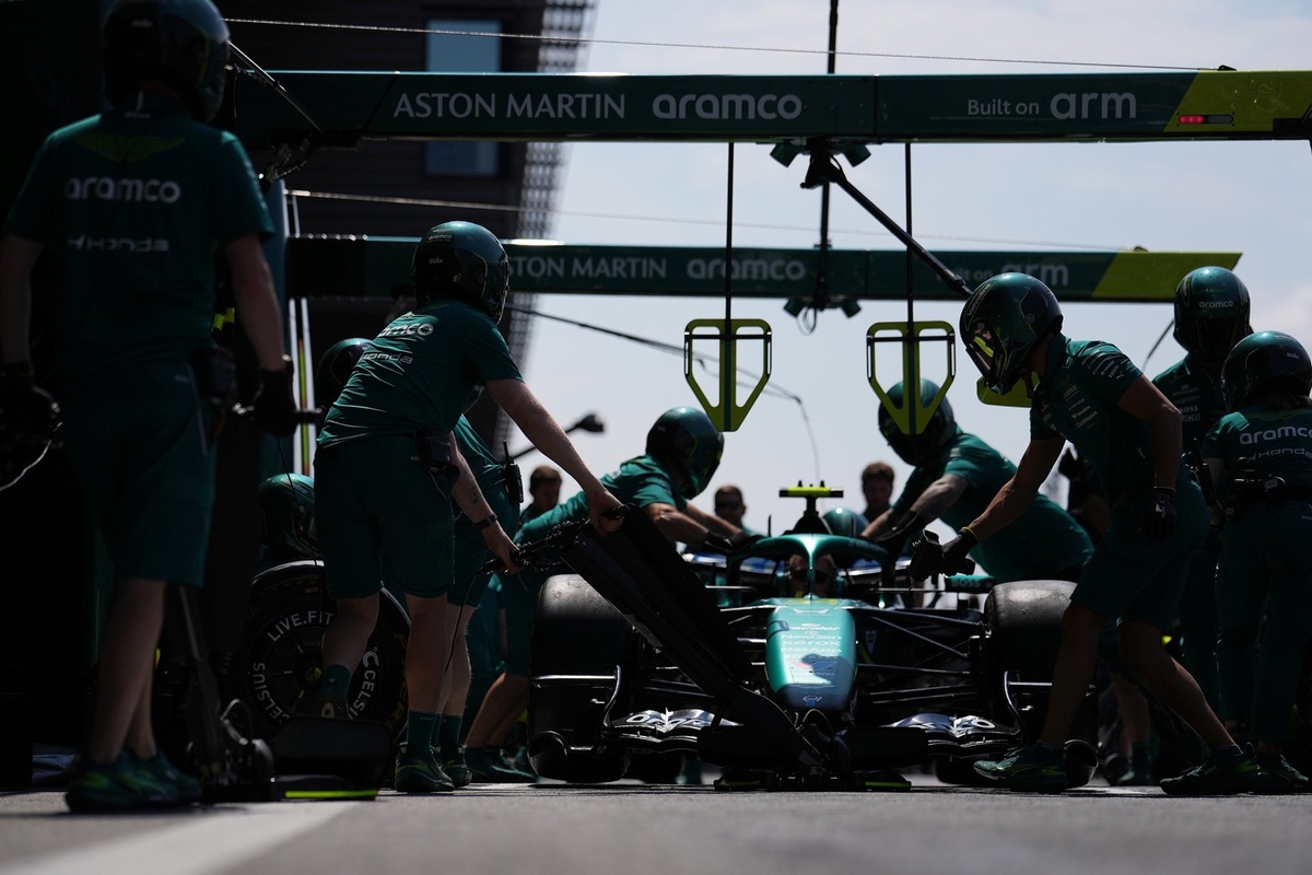 Pitstop simulation at Aston Martin