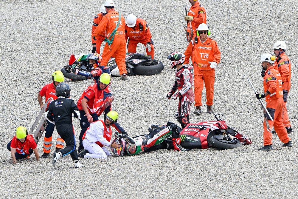 Johann Zarco tras su caída en Barcelona.