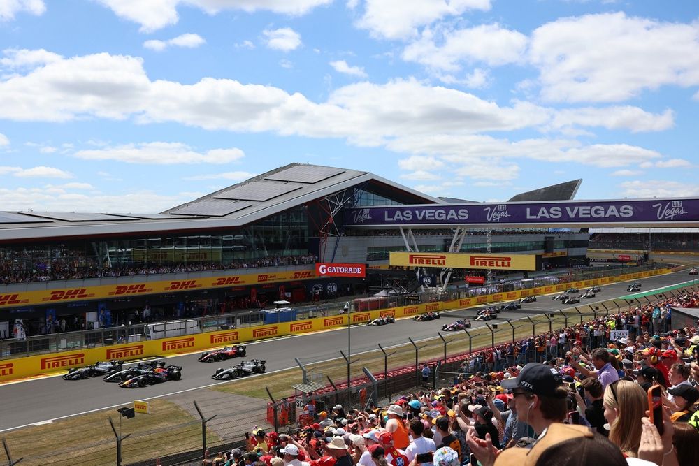 Le départ et les premiers tours du sprint de Silverstone ont été chaotiques.