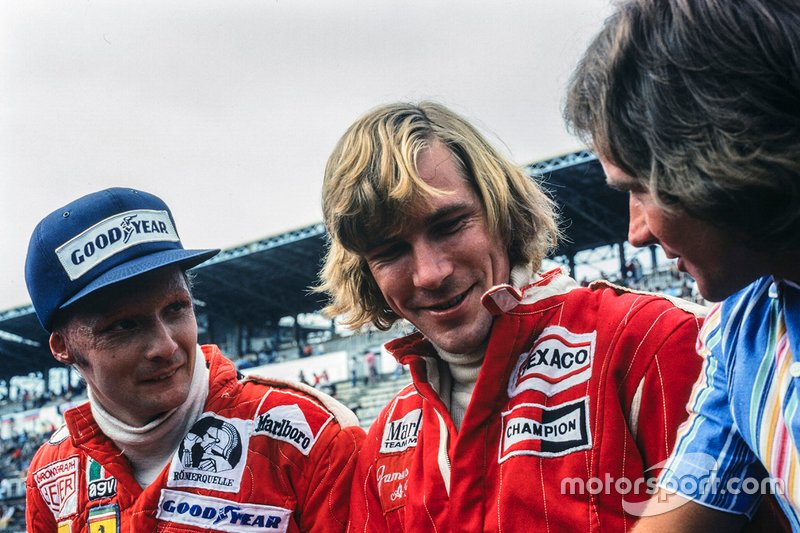 Niki Lauda con James Hunt y Barry Sheene au GP du Japon, en octobre 1976.