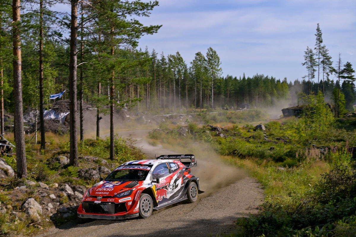 Ogier mantiene el control, Evans vuelve y pierde todo en un barril.