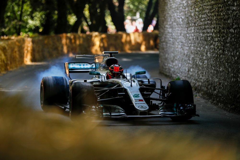 Ocon beneficióse de pocas oportunidades de prueba con Mercedes, pese a un miedo en Goodwood.