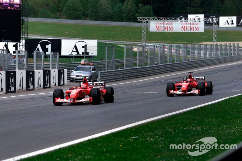 Rubens Barrichello asistiendo a Schumacher con la victoria en Austria