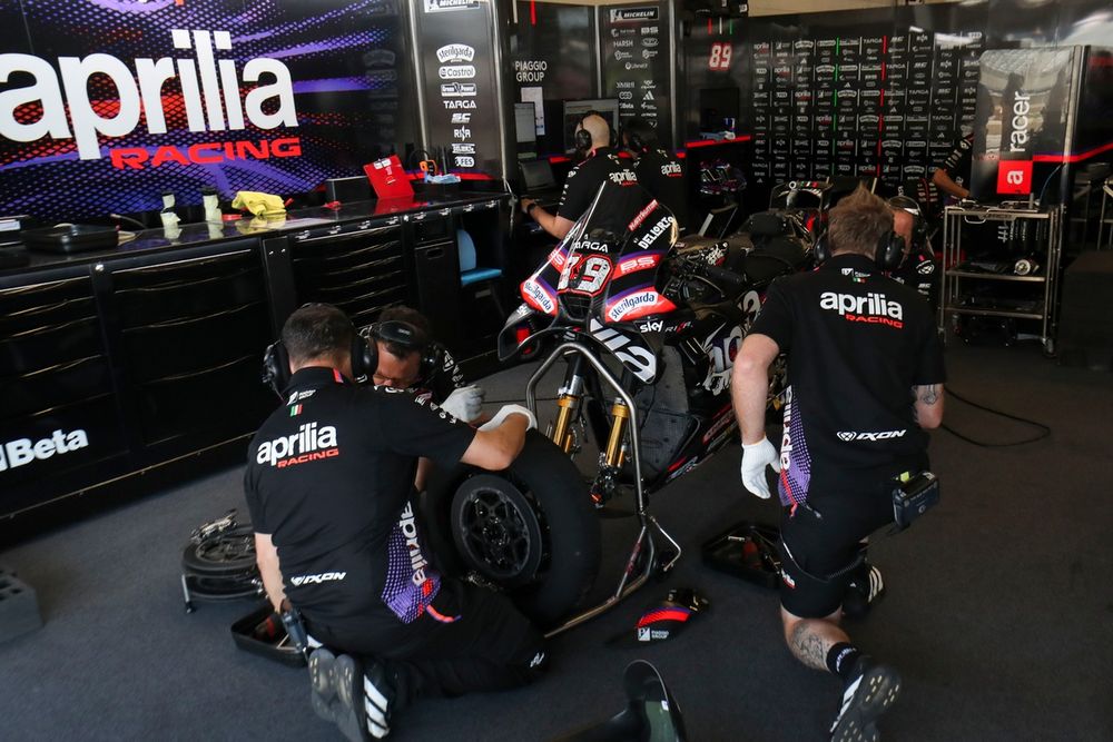 El garaje de Aprilia Racing
