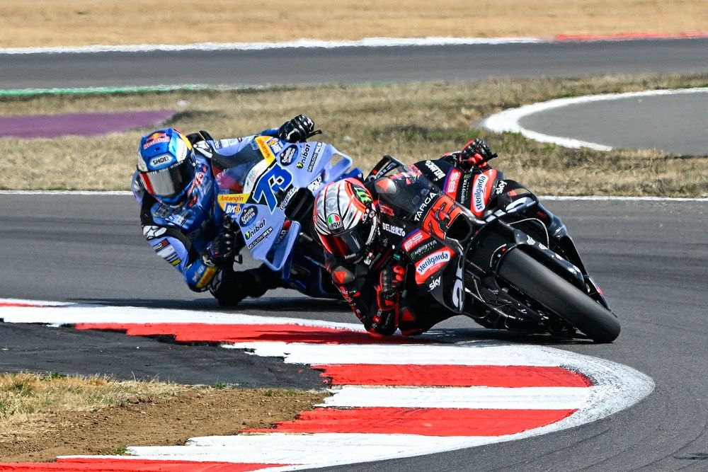 Marco Bezzecchi resiste a Álex Márquez en las últimas vueltas