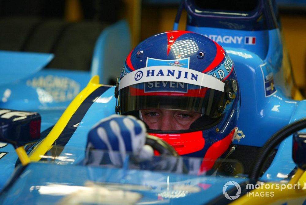 Franck Montagny sentado en la Renault R202