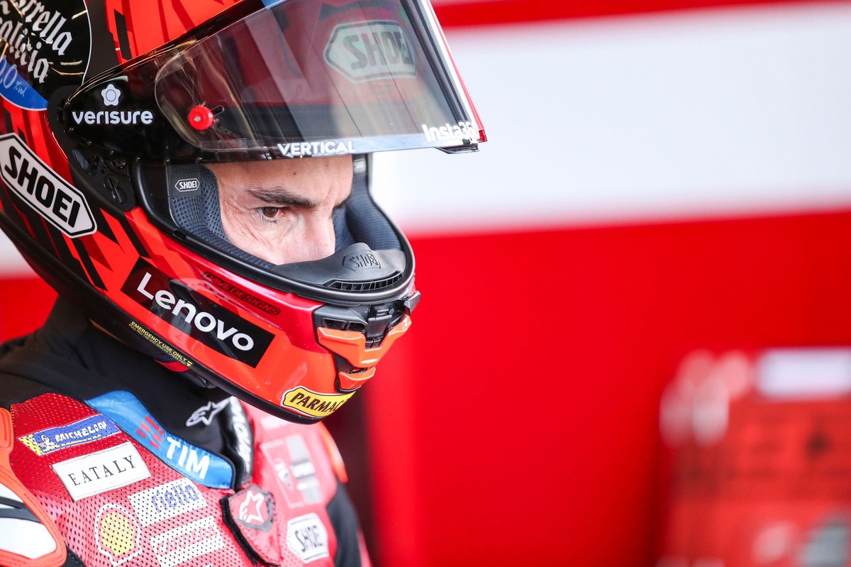 Márquez en Silverstone: la moto “inconduible” y brazos “incontrolables” sorprenden al equipo.