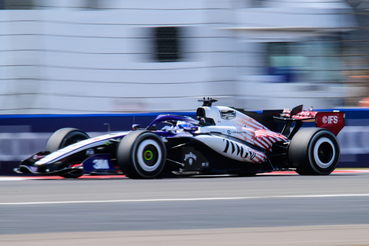 Sergio Pérez corriendo en Cadillac F1
