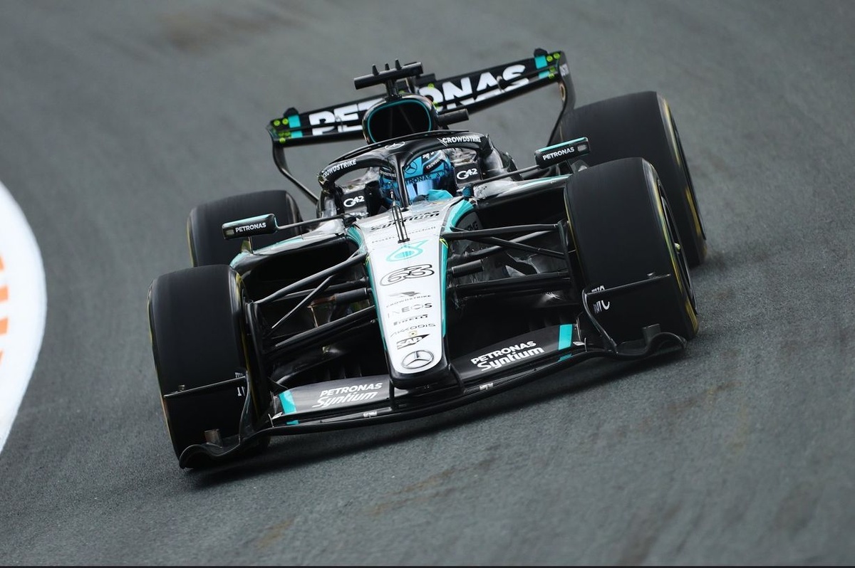 Russell ofrece sprint de pole para la temporada de vuelta, top 4 en 0.099
