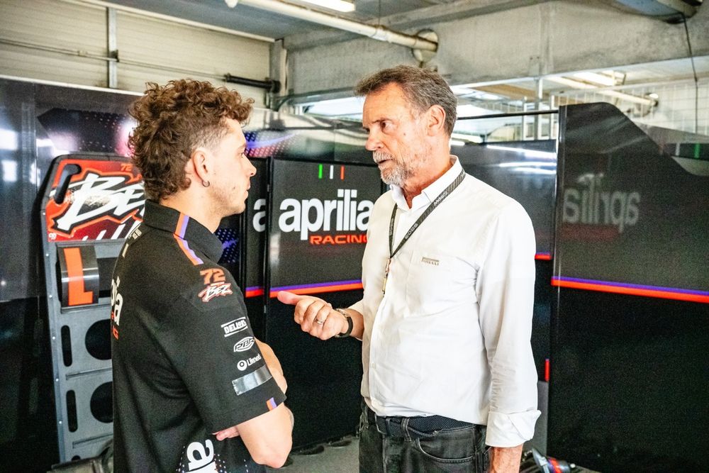 Giorgio Barbier, director de la competición en MotoGP, con Marco Bezzecchi