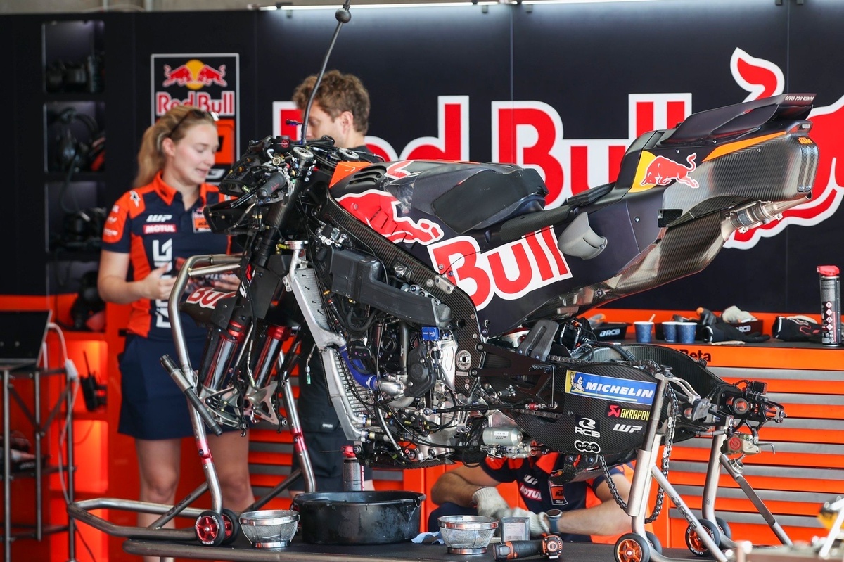 Motores KTM restaurados tras desmontaje: reacondicionados para rendimiento máximo