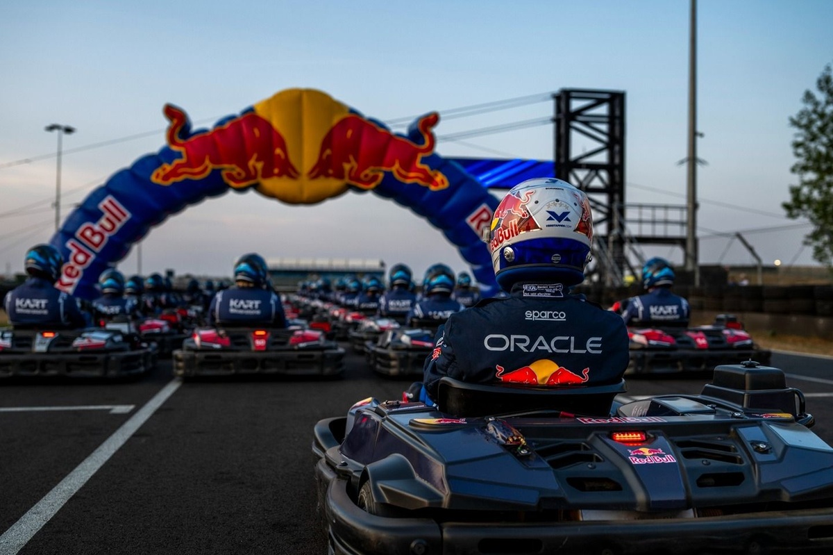Max Verstappen va affronter 100 pilotes dans une course de karting