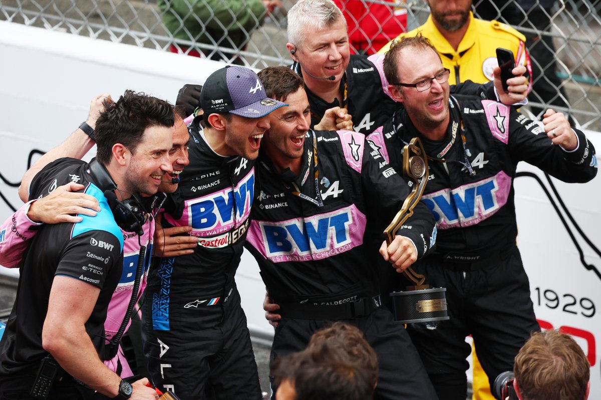 Esteban Ocon fête sa troisième place avec son écurie au Gp de Monaco 2023.