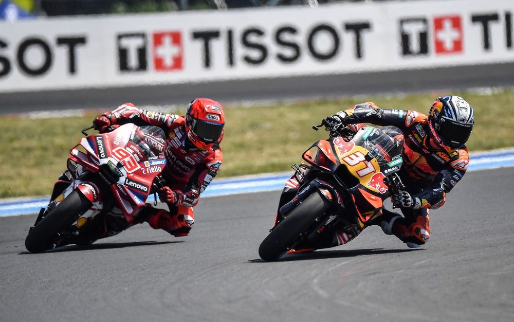 Pedro Acosta y Marc Márquez en el taller de KTM