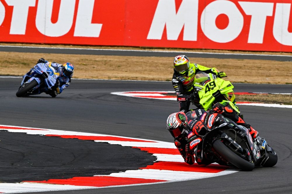 Marco Bezzecchi confrontando a los pilotos Ducati