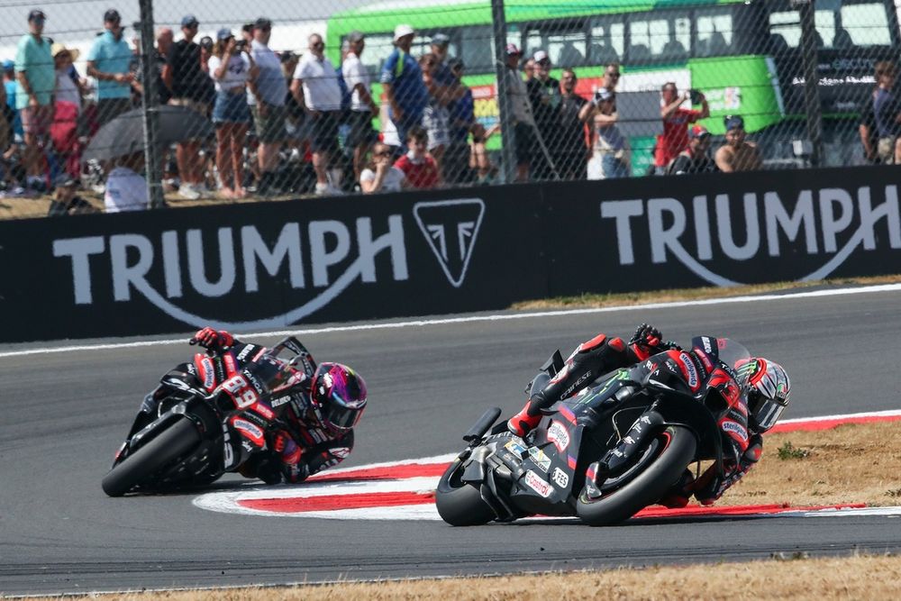Marco Bezzecchi cede a Jorge Martín en el atajo de Silverstone