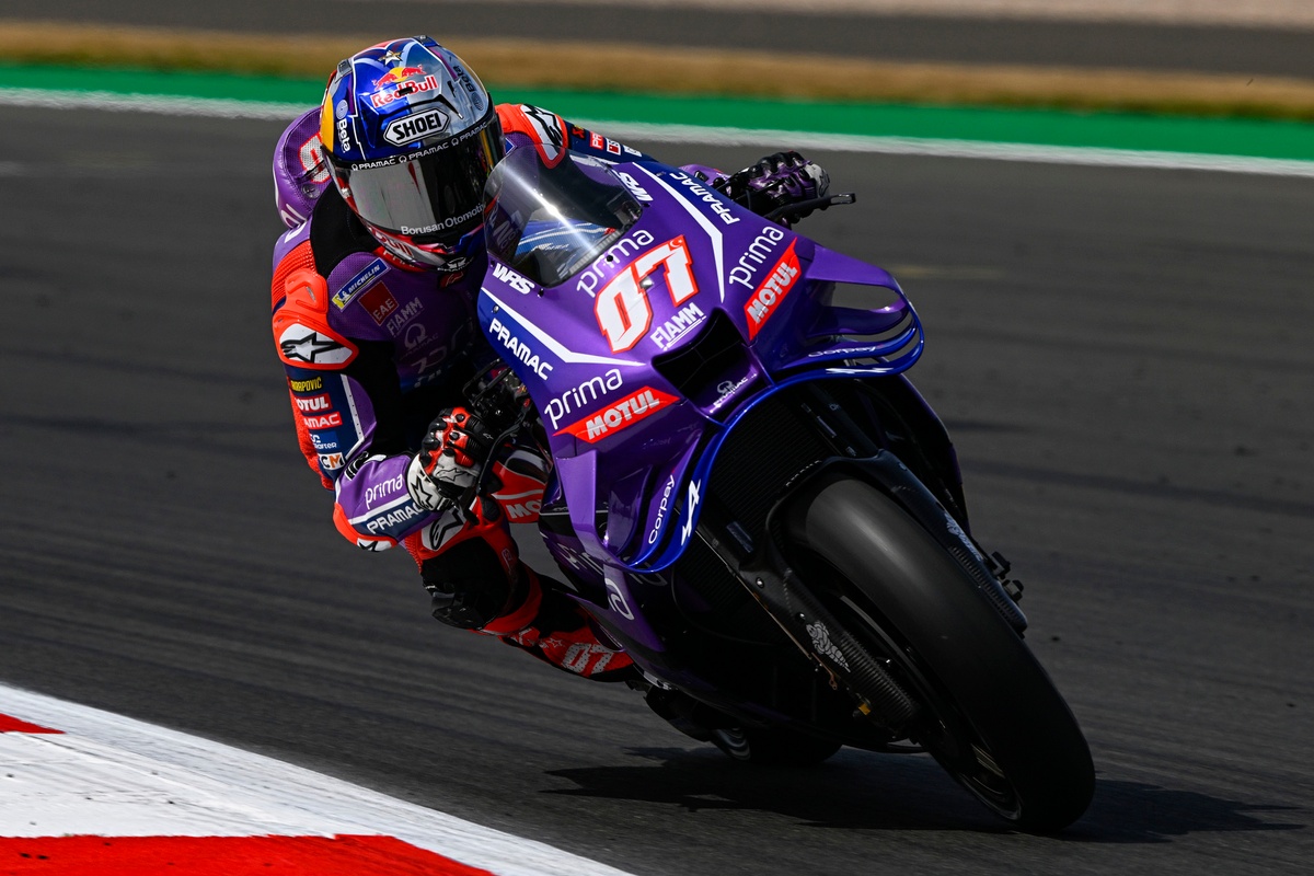 Toprak Razgatlıoğlu intentando aprovechar la Yamaha