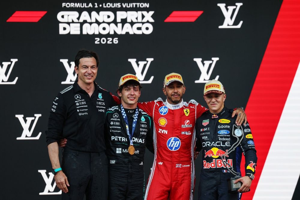 Isack Hadjar junto a Kimi Antonelli y Lewis Hamilton en el podio del GP de Mónaco
