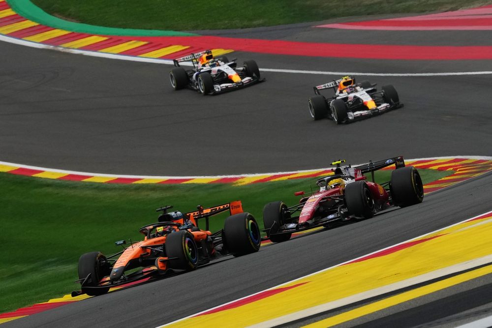 Oscar Piastri delante de Lewis Hamilton en Spa‑Francorchamps