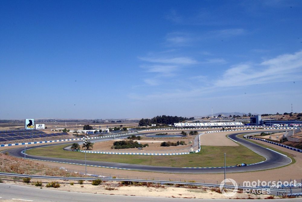 Franck Montagny al volante de la R25 que entra al enchainement de los virajes 9 y 10 en el circuito de Jerez