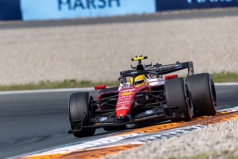 Lewis Hamilton en Gran Premio de Holanda leyendo su disculpa