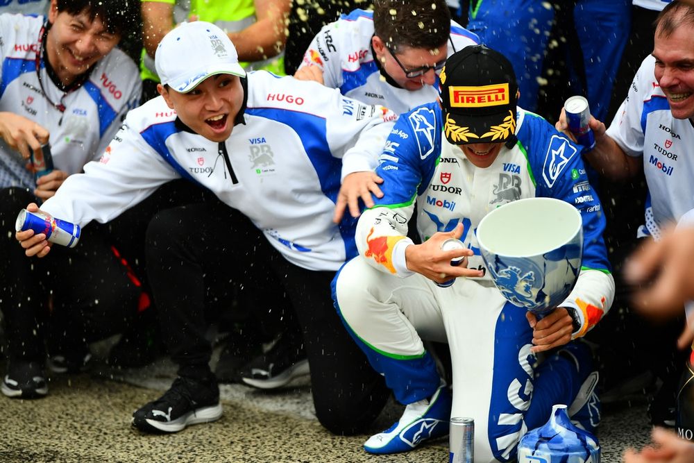 Isack Hadjar con su trofeo roto en el GP de Países Bajos 2025.