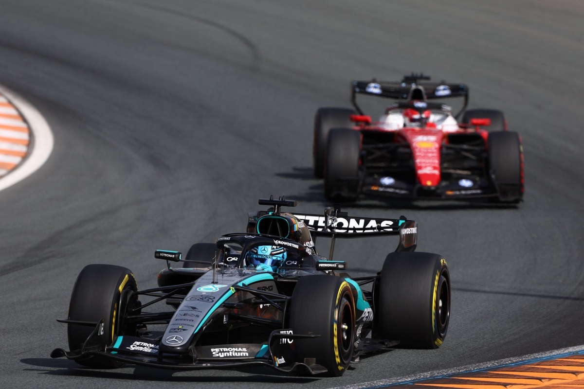 Charles Leclerc (Ferrari) y George Russell (Mercedes)