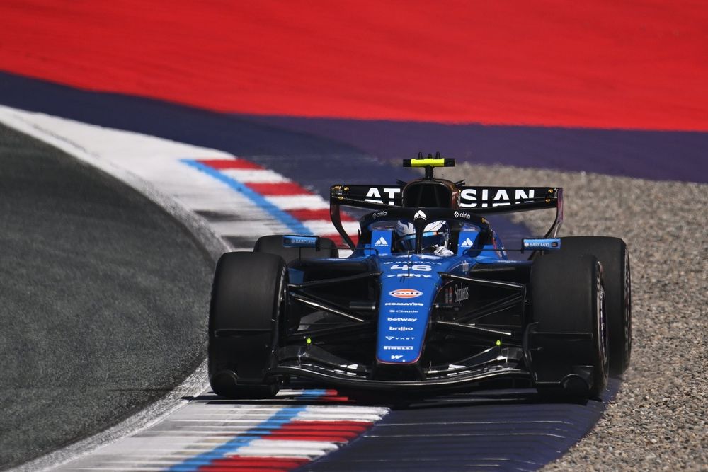 Luke Browning en la Williams FW48 durante los ensayos en Austria