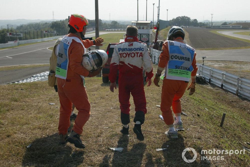 Allan McNish después de su salida de pista a Suzuka en 2002.