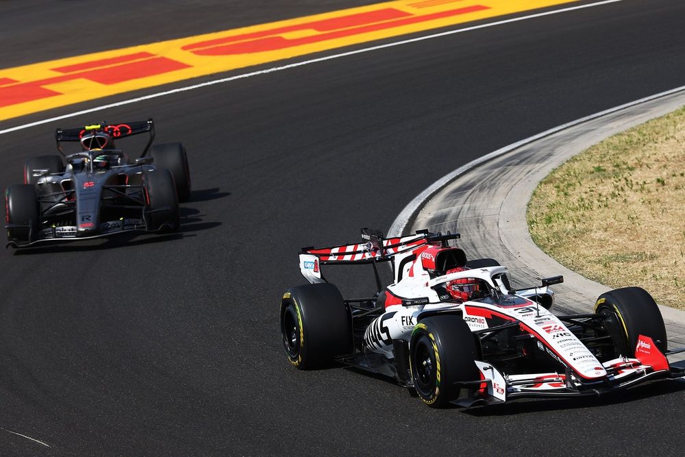 Gabriel Bortoleto (Audi F1 Team) y Esteban Ocon (Haas F1 Team)