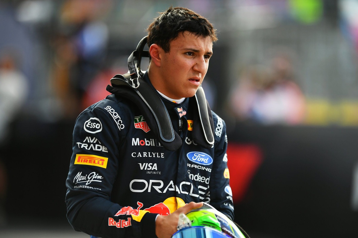 Isack Hadjar en el pit lane