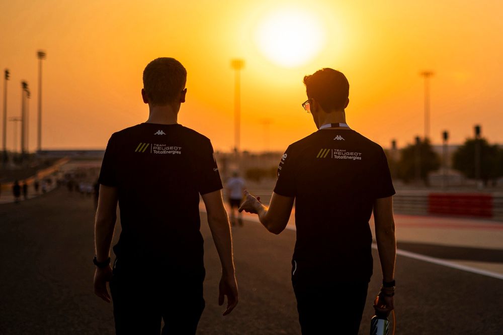 Théo Pourchaire y Malthe Jakobsen, pilotos de la Peugeot 9X8 n°94