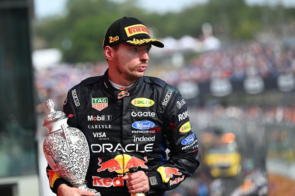 Max Verstappen con el trofeo de la segunda posición en Hungría.