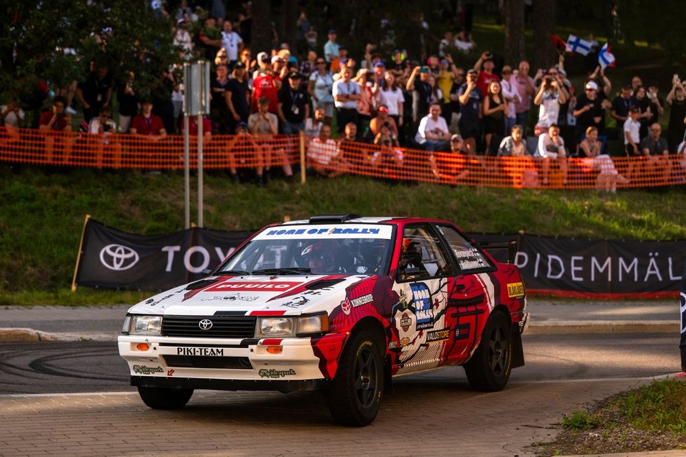 Kalle Rovanperä a piloté une Toyota Corolla GT AE86 historique en Finlande.