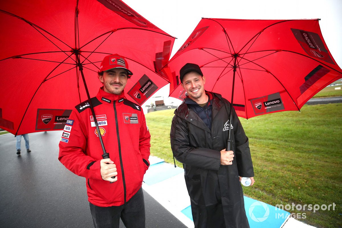 Francesco Bagna y Casey Stoner durante una pista en 2022